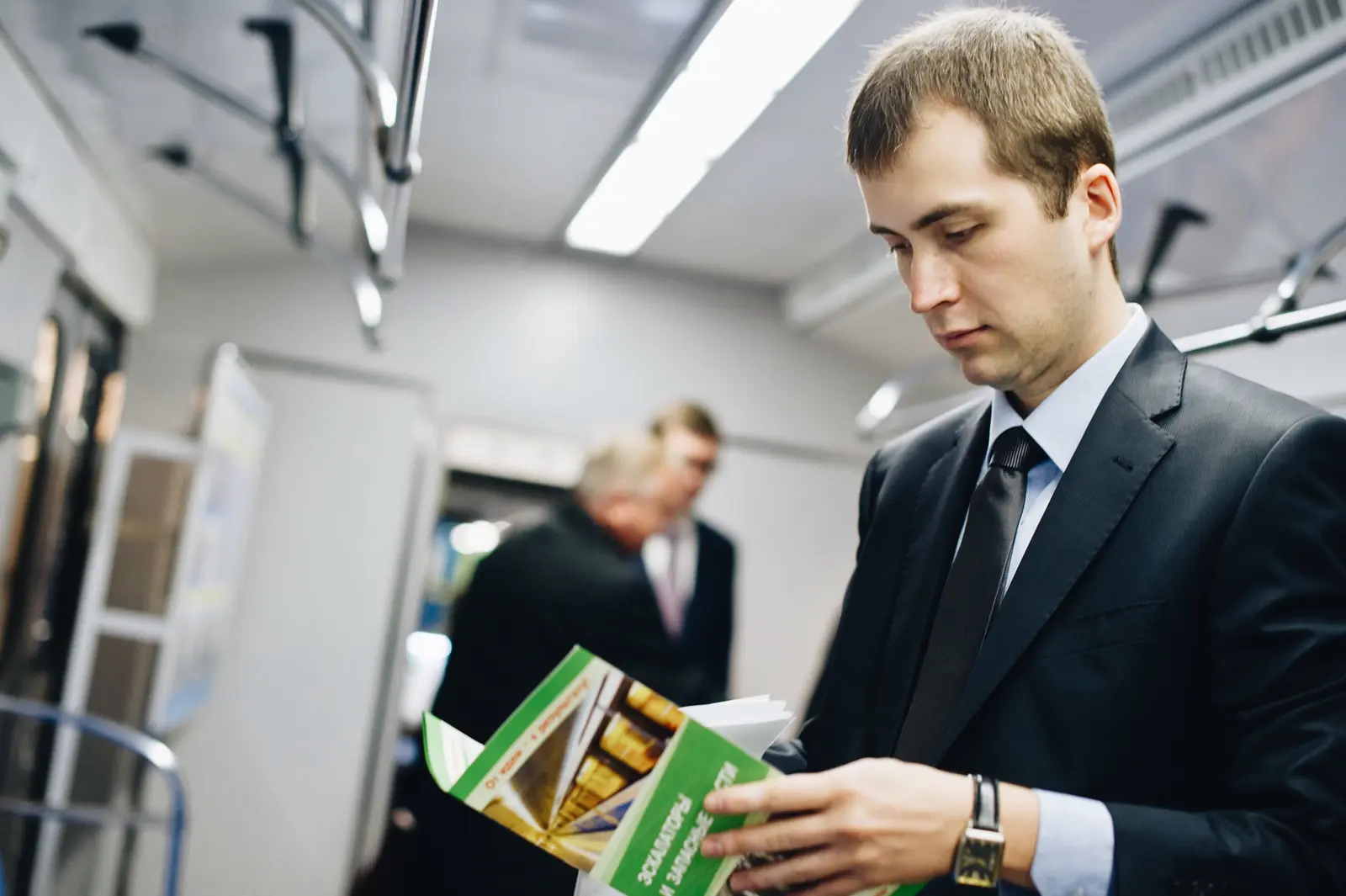 Profesional revisando información durante una jornada de trabajo