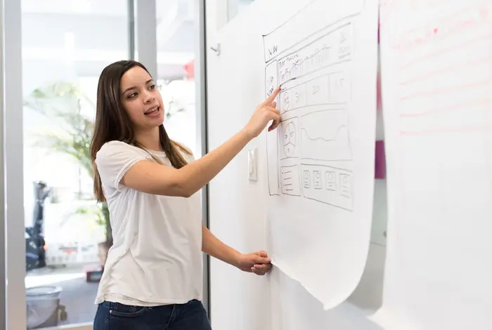 Profesional explicando una propuesta de trabajo